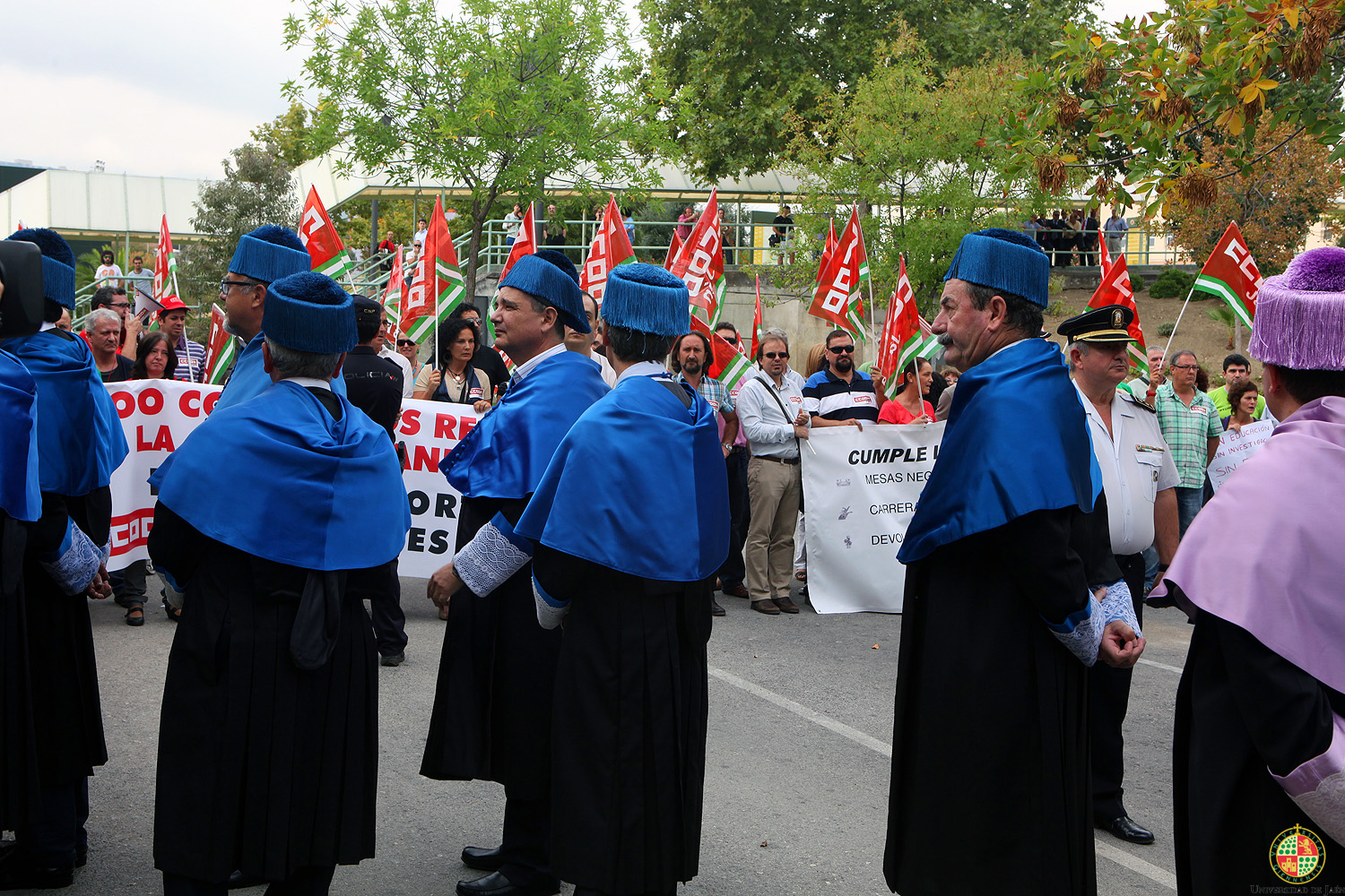 Protestas universitarias a las puertas del Aula Magna de la UJA. Fotos: Sitoh Ortega